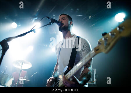 Le groupe punk britannique homme jeunesse effectue un concert live à Pumpehuset à Copenhague. Ici bassiste Miles Cocker est vu sur scène. Le Danemark, 13/03 2017. Banque D'Images