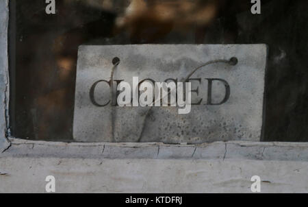 Signe clos dans la fenêtre d'une activité abandonnée. Banque D'Images