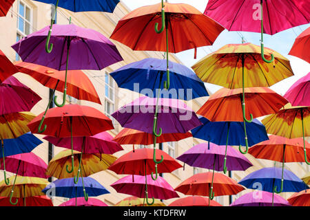 Parapluie lumineux et colorés à l'installation du centre commercial Southgate, baignoire, Somerset Banque D'Images