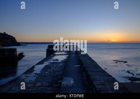 Soleil de port de Charlestown, Cornwall. Gribben tête peut être vu dans la distance entre Saint Austell bay. Banque D'Images