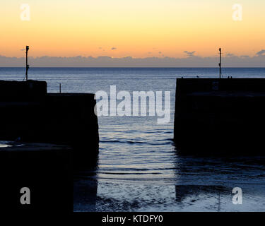 Lever du soleil à travers l'entrée du port, Charlestown, Cornwall. Un port géorgien historique, maintenant utilisée comme lieu de tournage Banque D'Images