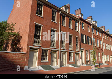 Restauré du xviiie siècle et au début du xixe siècle des maisons mitoyennes sur Walnut Street, Society Hill, Philadelphia, Pennsylvania, United States. Banque D'Images