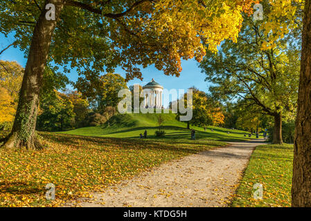 Germany, Bavaria, Munich, le jardin anglais, Monopterus en automne Banque D'Images