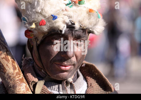 Pernik, Bulgarie - 31 janvier 2015 : homme non identifié avec costume traditionnel Kukeri sont vus à la fête de la mascarade Surva Jeux Pernik Banque D'Images