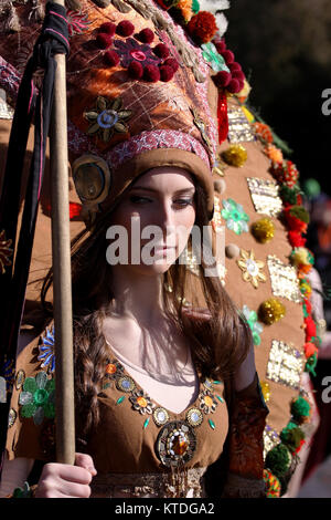 Pernik, Bulgarie - 31 janvier 2015 : une femme non identifiée avec costume traditionnel Kukeri sont vus à la fête de la mascarade de jeux Surva Pern Banque D'Images