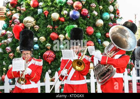 LOS ANGELES, CALIFORNIE, USA, le 23 décembre 2006 - Un groupe de musiciens jouant et cantiques pendant la saison de Noël au Village Mall. Banque D'Images