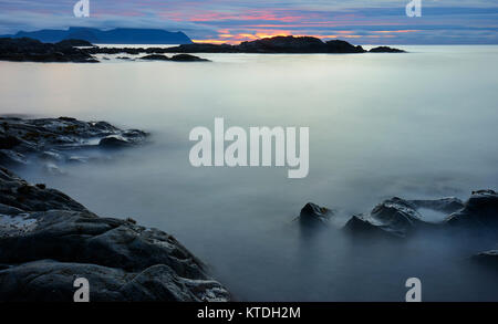 Coucher du soleil sur la côte de Laukvik, Lofoten, Vagen, Nordland, Ecosse Banque D'Images