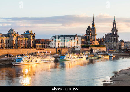 Deutschland, Sachsen, Dresden, Elbe, Stadtansicht, Brühlsche Terrasse, Terrassenufer, Kunstakademie, Residenzschloss mit Hausmannsturm, Hofkirche, SCH Banque D'Images