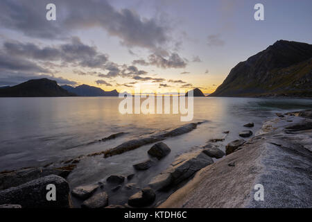 Plage, Haukland Vestvagoy, Lofoten, Nordland, Norvège, au coucher du soleil Banque D'Images