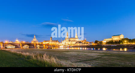 Deutschland, Sachsen, Dresden, Stadtansicht, Elbe, Elbufer, Augustusbrücke, Frauenkirche, Semperoper, Hofkirche, Residenzschloss Banque D'Images