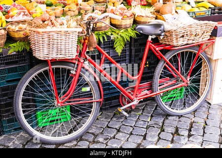 Marché de Fruits à Campo de Fiori,voir avec fruits et légumes frais et des vieux vélo,Rome,Italie. Banque D'Images