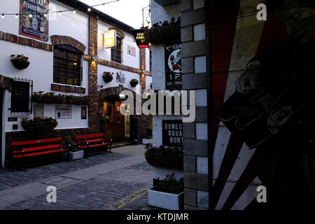 Célèbre alley et le duc d'York pub à Belfast dans la capitale d'Irlande du Nord Banque D'Images