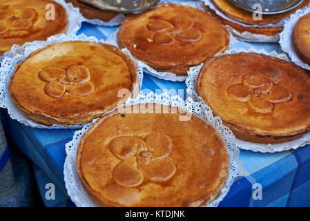 Typique maison gâteau Basque Vasco (pastel), également appelé gateau basque, sur un marché. Banque D'Images