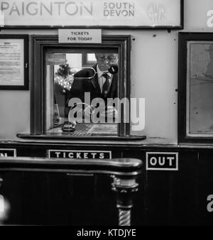 Photographie monochrome, noir et blanc du chemin de fer du patrimoine de Severn Valley, bureau de billetterie du train Kidderminster. Vintage Railway UK, voyage ferroviaire vintage. Banque D'Images