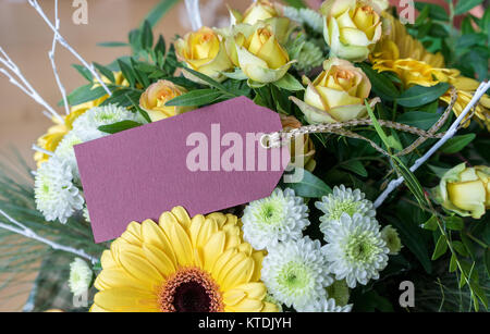 Bouquet de roses jaunes et blanches, gerbera, chrysanthèmes et carte rose with copy space Banque D'Images