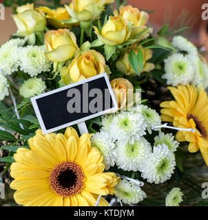 Bouquet de roses jaunes et blanches, gerbera, chrysanthèmes et petit blackboard with copy space Banque D'Images