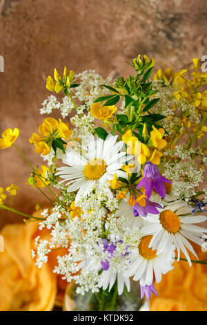 Bouquet de fleurs sauvages dans le flacon en verre Banque D'Images