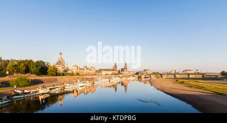 Deutschland, Sachsen, Dresden, Elbe, Stadtansicht, Brühlsche Terrasse, Frauenkirche, Kunstakademie, Hofkirche, Residenzschloss, Semperoper, Schiffe ï»¿ Untitled, R Banque D'Images