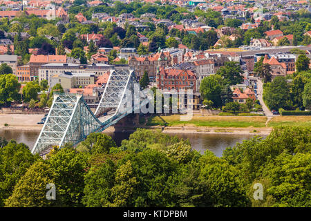 Deutschland, Sachsen, Dresden, Loschwitz, Elbe, Blick vom Villenviertel Weisser Hirsch auf Grunaer Blaues Wunder, Brücke Banque D'Images