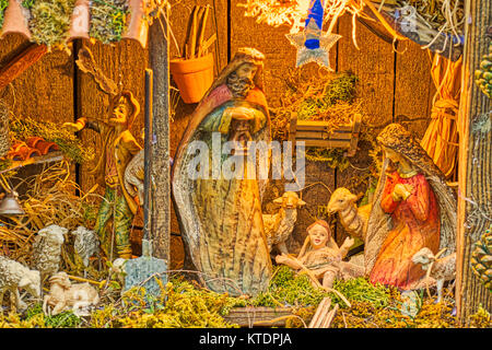 Crèche de Noël avec le saint enfant, la Sainte Vierge Marie et saint Joseph au milieu des moutons Banque D'Images