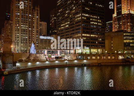 Chicago, USA. 21 décembre 2017. La nouvelle figure de proue des Apple Store, conçu par Foster  + Partners, situé sur le bord de la rivière près de Michigan Avenue, est vu Banque D'Images