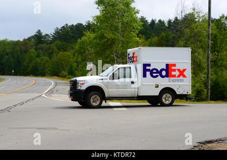 Petit camion de livraison FedEx Federal Express la livraison de colis dans l'Adirondack à distance nature sauvage. Banque D'Images