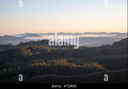 Nuages au petit matin près de Nuwara Eliya vue depuis le parc national de Horton Plains, le Sri Lanka, l'Asie Banque D'Images