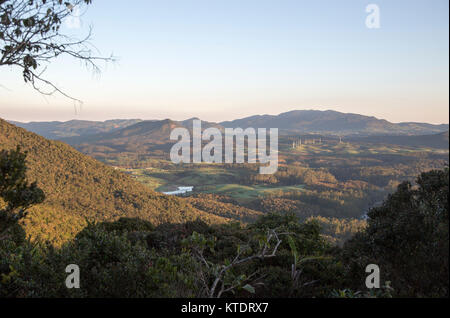 Tôt le matin, les terres hautes paysage près de Nuwara Eliya, vu de Horton Plains national park, au Sri Lanka, en Asie Banque D'Images