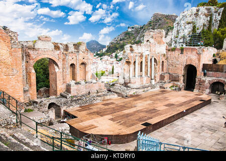 Amphithéâtre antique Teatro Greco in Taormina, Sicile, Italie.C'est l'un des plus célèbres ruines en Sicile. Banque D'Images