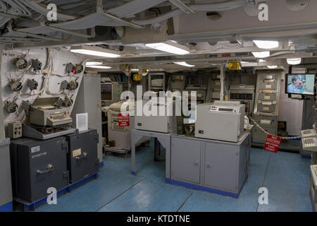 La salle radio sur l'USS New Jersey Classe Iowa cuirassé, Delaware, New Jersey, United States. Banque D'Images