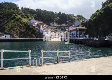 Vue de l'eau à Cudillero, petit village de pêcheurs dans les Asturies, en Espagne. Banque D'Images