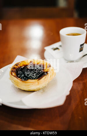 Tarte aux oeufs portugais et du café dans les Pastelaria Banque D'Images
