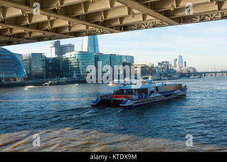 Un bateau de tourisme qui passe sous le Tower Bridge sur la Tamise avec le HMS Belfast le gratte-ciel Shard et Marchés de Noël de South Bank London England UK Banque D'Images