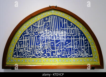Composition de carreaux à motifs Ottoman antique avec certains versets du Saint Coran en arabe Banque D'Images