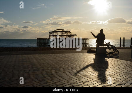 Un jeune homme de la rue par l'Old West Pier de Brighton et Hove Banque D'Images