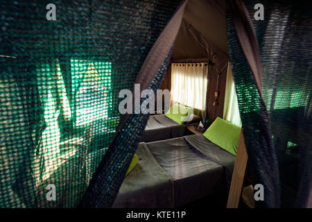 À l'intérieur de la tente en toile Huab, Damaraland, Namibie, Afrique Banque D'Images