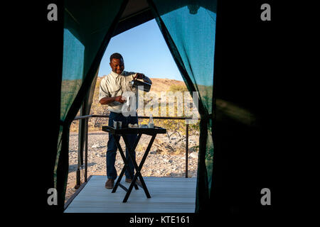 Personne au service du personnel à l'Huab café sous la tente, le Damaraland, Namibie, Afrique Banque D'Images