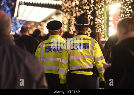 Agents de la Police métropolitaine en patrouille sur Oxford Street à Londres au cours de la période de Noël. Banque D'Images