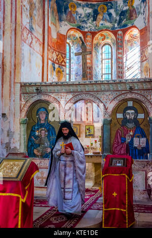 KUTAISI, GÉORGIE - 22 OCTOBRE : prêtre orthodoxe à la cérémonie dans le célèbre monastère de Ghélati. Monastère est partie du patrimoine mondial de l'UNESCO. Octobre 2016 Banque D'Images