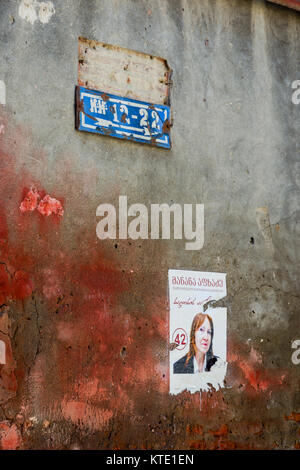 Tbilissi, Géorgie - 15 OCTOBRE : déchiré l'affiche pour les élections gouvernementales accroché au mur de la vieille rue à Tbilissi. Octobre 2016 Banque D'Images