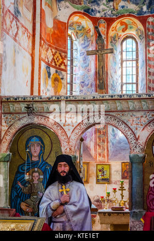 KUTAISI, GÉORGIE - 22 OCTOBRE : prêtre orthodoxe à la cérémonie dans le célèbre monastère de Ghélati. Monastère est partie du patrimoine mondial de l'UNESCO. Octobre 2016 Banque D'Images