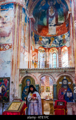 KUTAISI, GÉORGIE - 22 OCTOBRE : prêtre orthodoxe à la cérémonie dans le célèbre monastère de Ghélati. Monastère est partie du patrimoine mondial de l'UNESCO. Octobre 2016 Banque D'Images