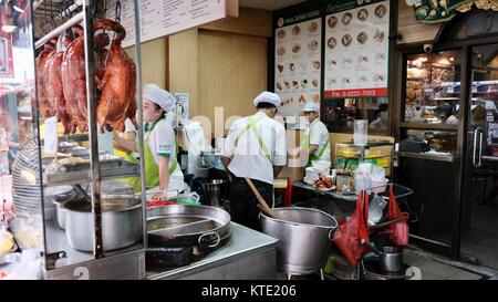 Cuisiniers cuisinant dans la cuisine extérieure sur Yaowarat Road à l'entrée principale du restaurant Hua Seng Hong, Chinatown Bangkok Thaïlande Banque D'Images