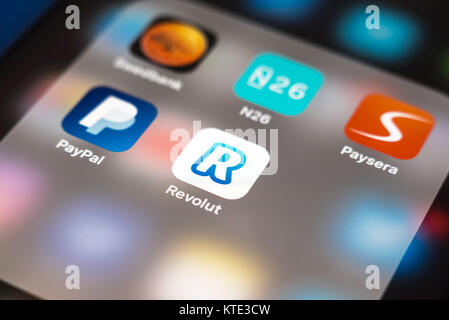 KAUNAS, LITUANIE - le 23 décembre 2017 : Revolut logo app. Revolut est une alternative bancaire numérique qui inclut une carte de débit, service exchan Banque D'Images