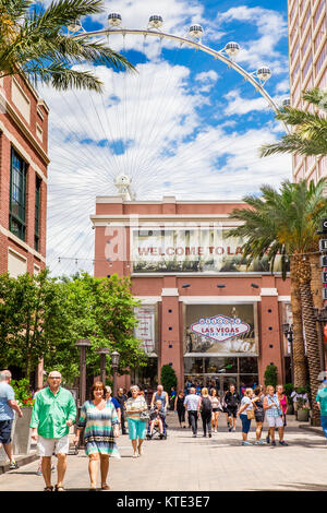 LAS VEGAS, NEVADA - Mai 18, 2017 : voir l'extérieur de Promenade Linq plaza piétonnière au large de la bande de Vegas avec des gens en vue. Banque D'Images