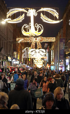 Shoppers on Grafton Street à Dublin, le dernier samedi avant Noël. Banque D'Images