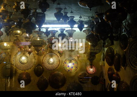 Lanternes fabriquées à la main dans un magasin au Grand Bazar d'Ispahan dans le centre-ville d'Isfahan, Iran Banque D'Images