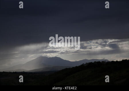 Les nuages orageux sur ciel bleu avec vue sur la montagne Banque D'Images