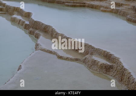 Badab Soort hot springs et terrasses minérales naturelles en Iran à province de Mazandaran. Banque D'Images