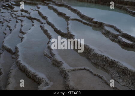 Badab Soort hot springs et terrasses minérales naturelles en Iran à province de Mazandaran. Banque D'Images